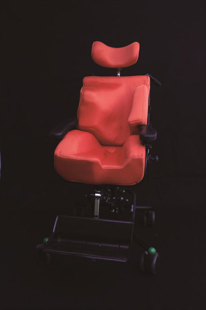 森田 寅《姿勢保持装置》2018:「以“身”伝心 からだから、はじめてみる」ボーダレス・アートミュージアムNO-MA他